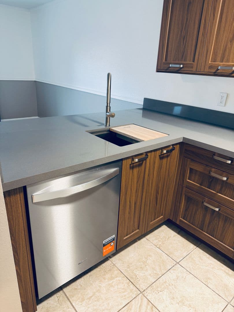 Orange Condo: 700 W La Veta Ave #P3
