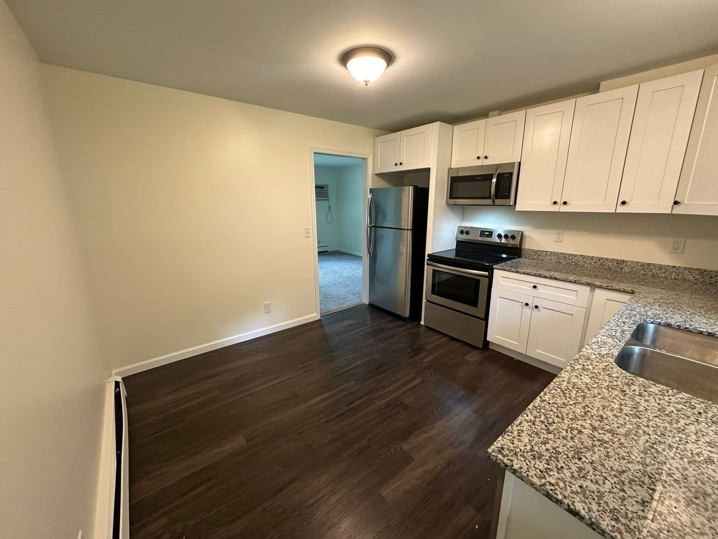 Newport Apartment: 650 4th St