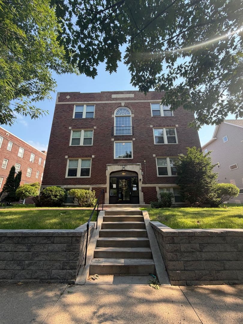 Saint Paul Apartment: 1962 Grand Ave