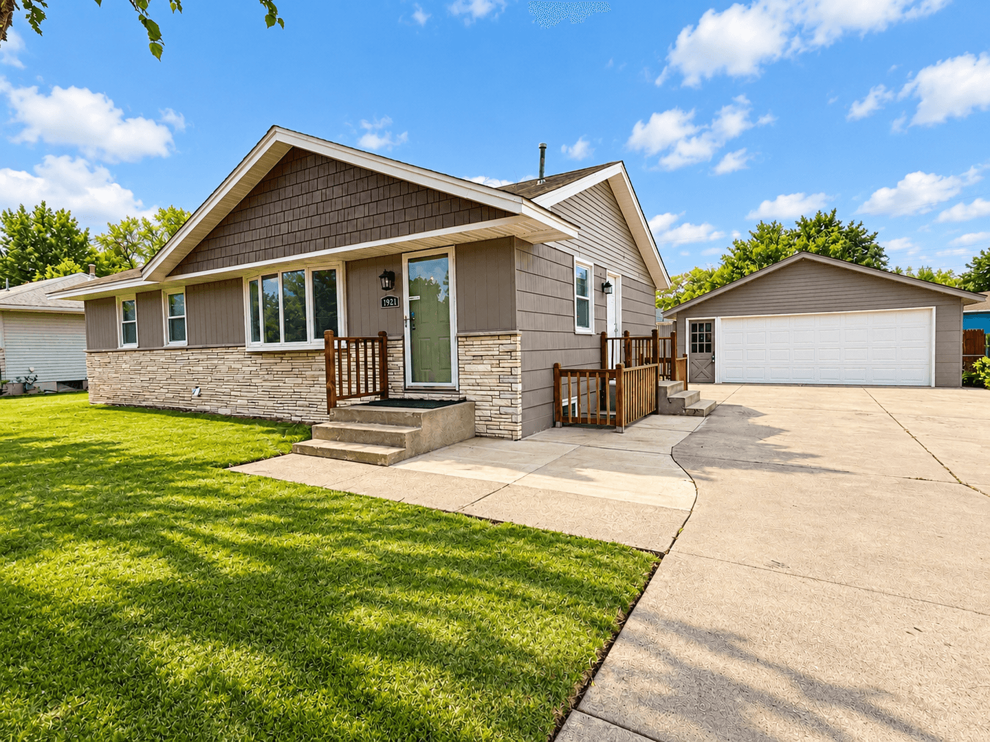 Brooklyn Park House: 1924 Whitewater Trl N