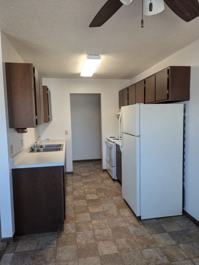 Luverne Apartment: 415 E Luverne St