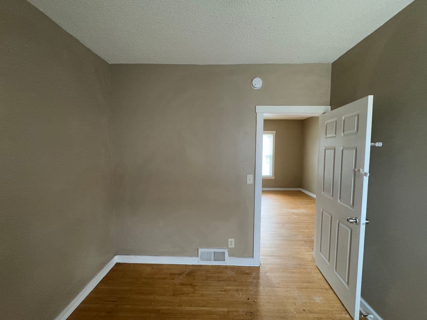 Saint Paul Apartment: 914 Lawson Ave E