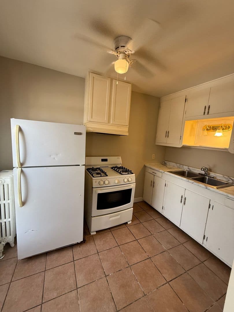 Saint Paul Apartment: 562 Edmund Ave W