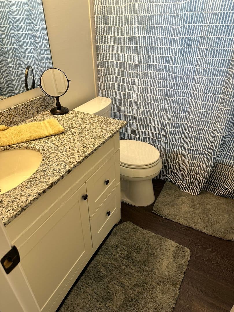 Newport Apartment: 670 4th St