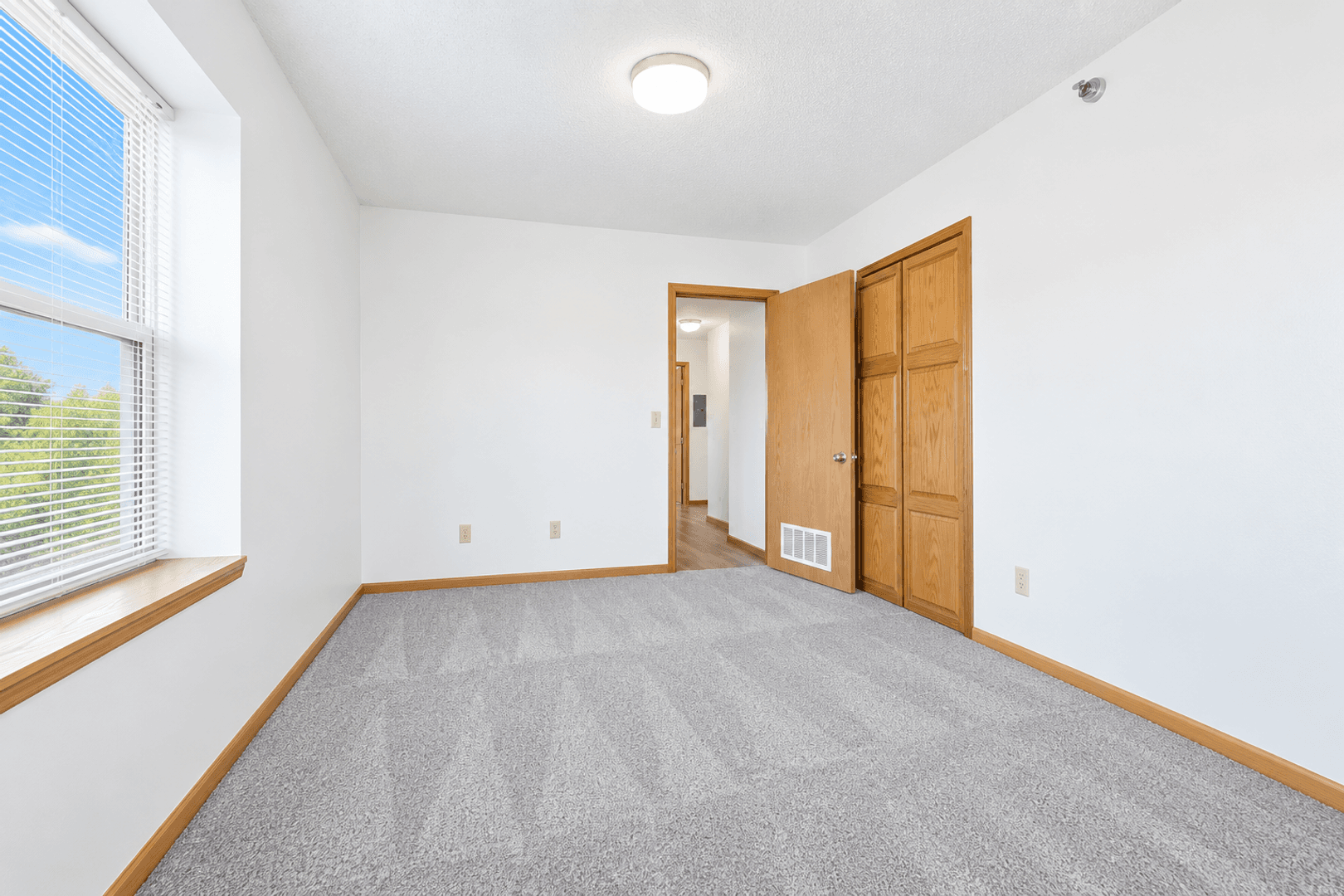 Saint Paul Apartment: 760 Mount Curve Blvd