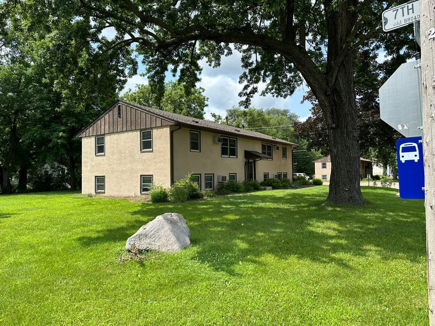Newport Apartment: 670 4th St