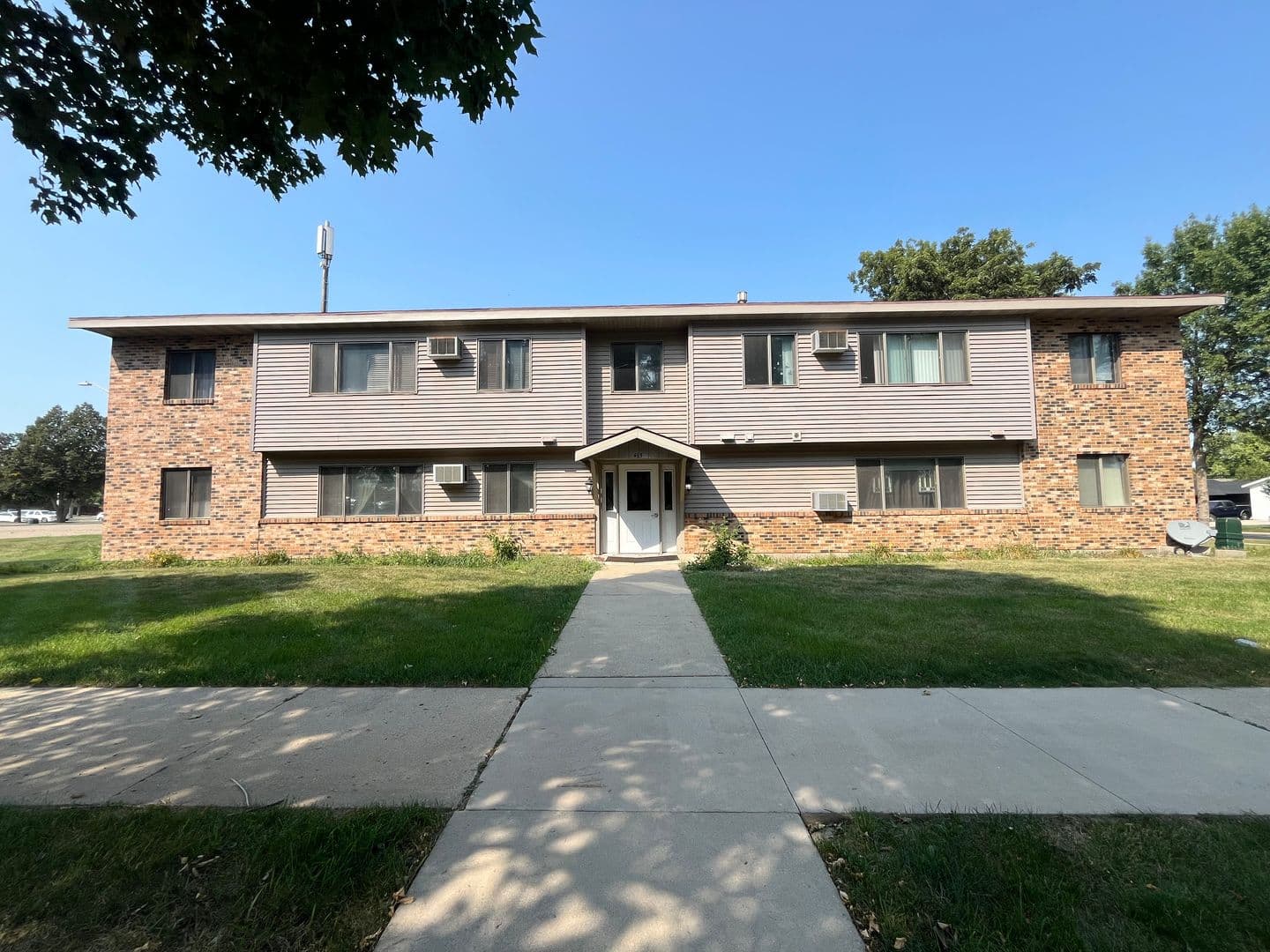 Luverne Apartment: 415 E Luverne St