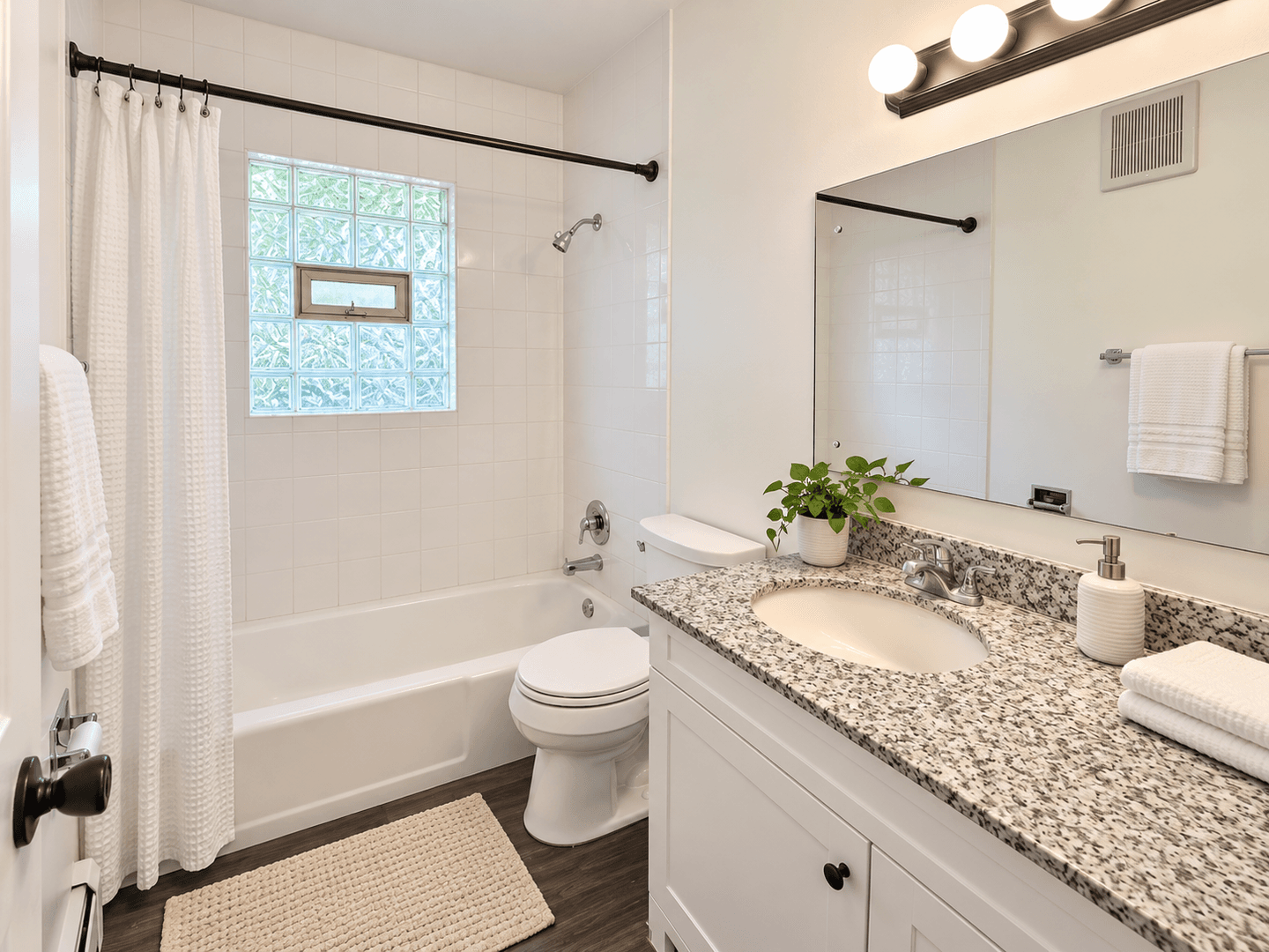 Newport Apartment: 650 4th St