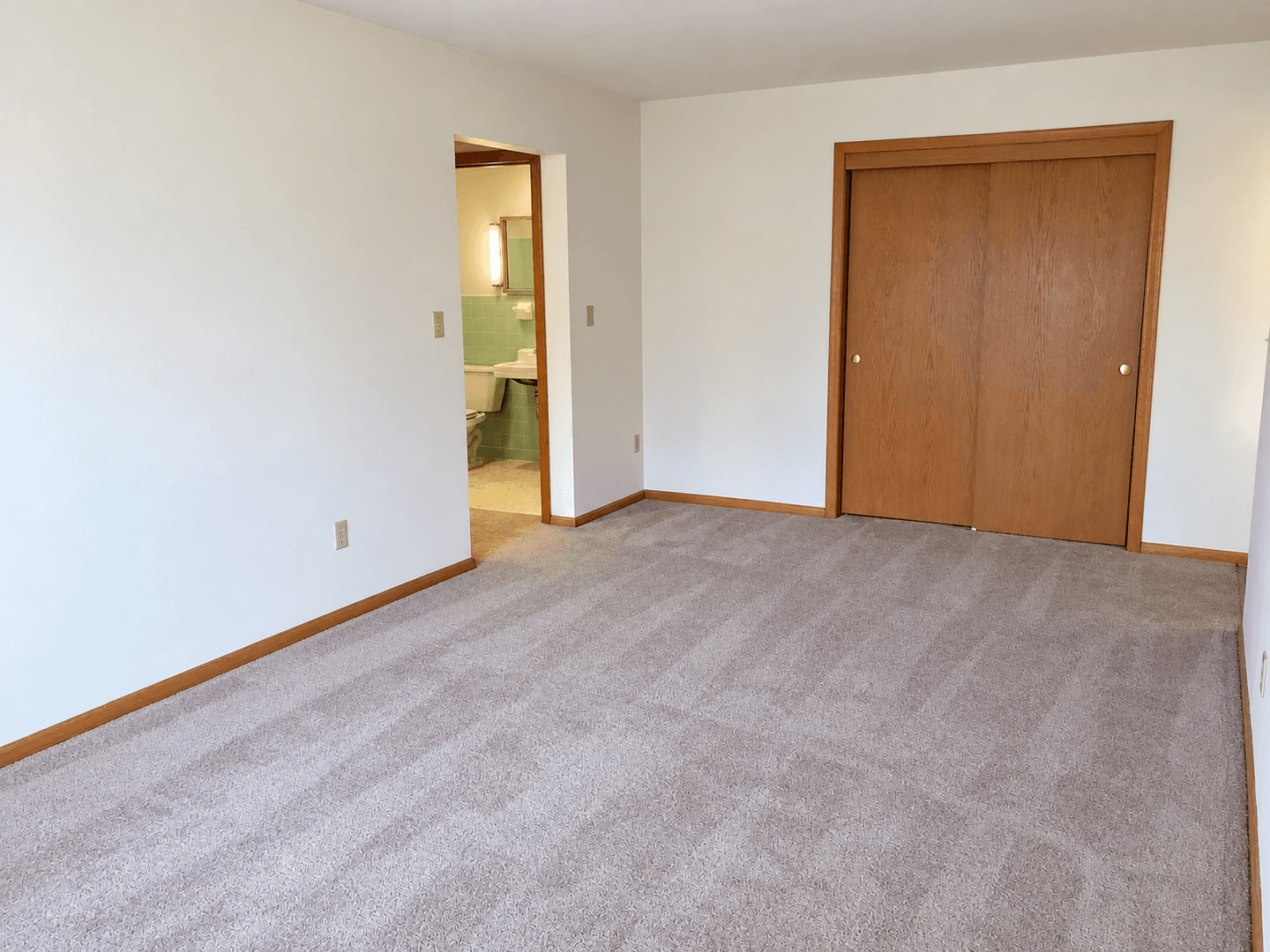 Saint Paul Apartment: 996 Van Buren Ave