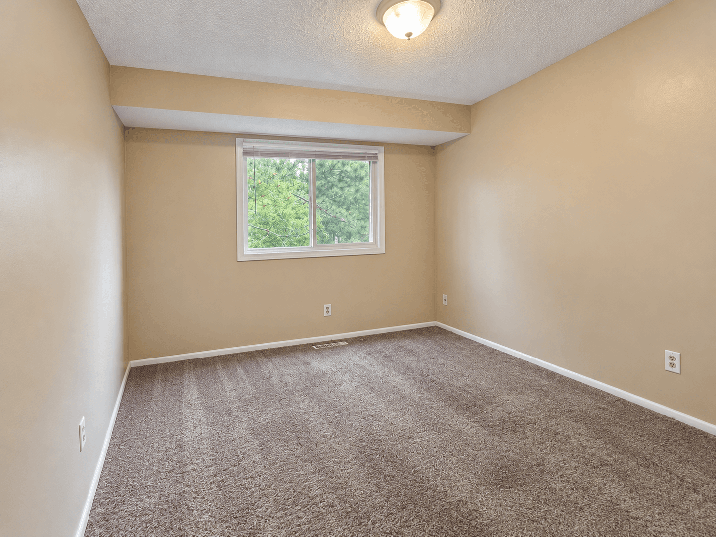 Eagan Apartment: 942 Wescott Trail