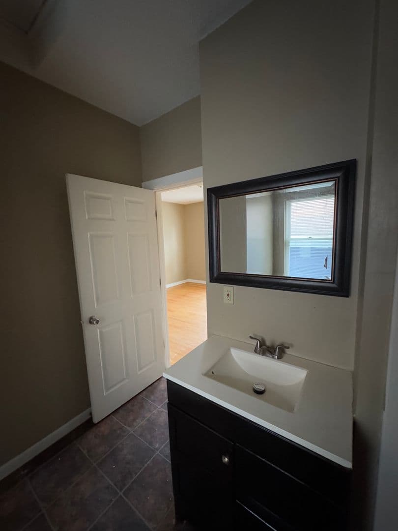 Saint Paul Apartment: 914 Lawson Ave E