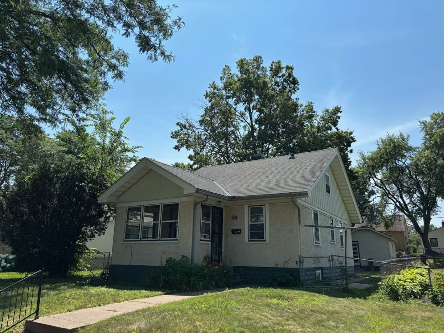 Saint Paul House: 988 Central Ave W