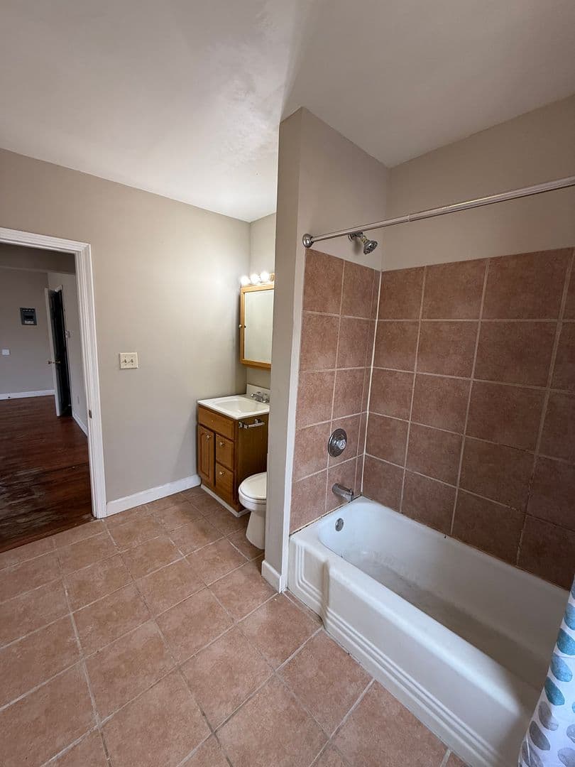 Saint Paul Apartment: 562 Edmund Ave W