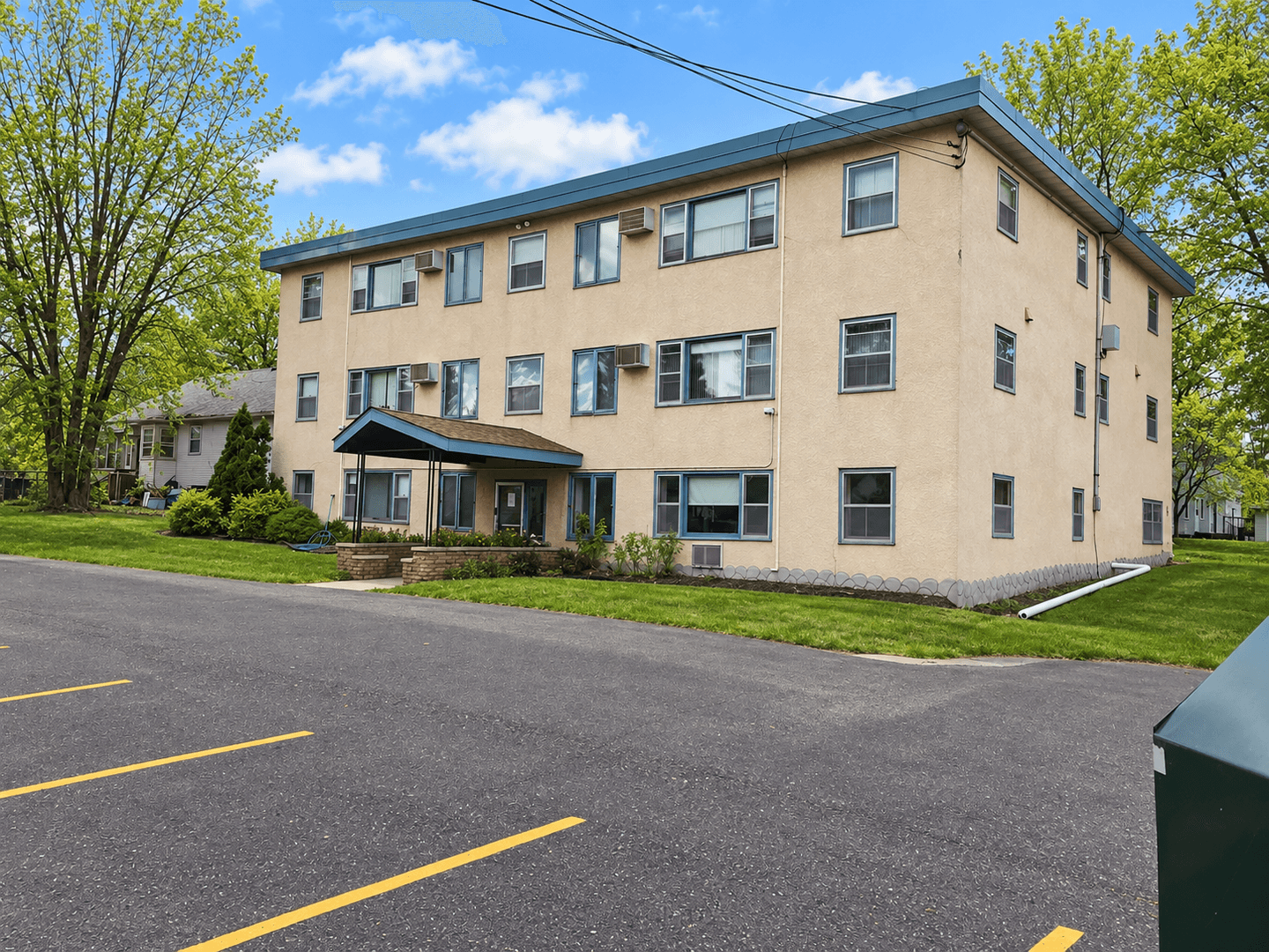 Saint Paul Apartment: 996 Van Buren Ave