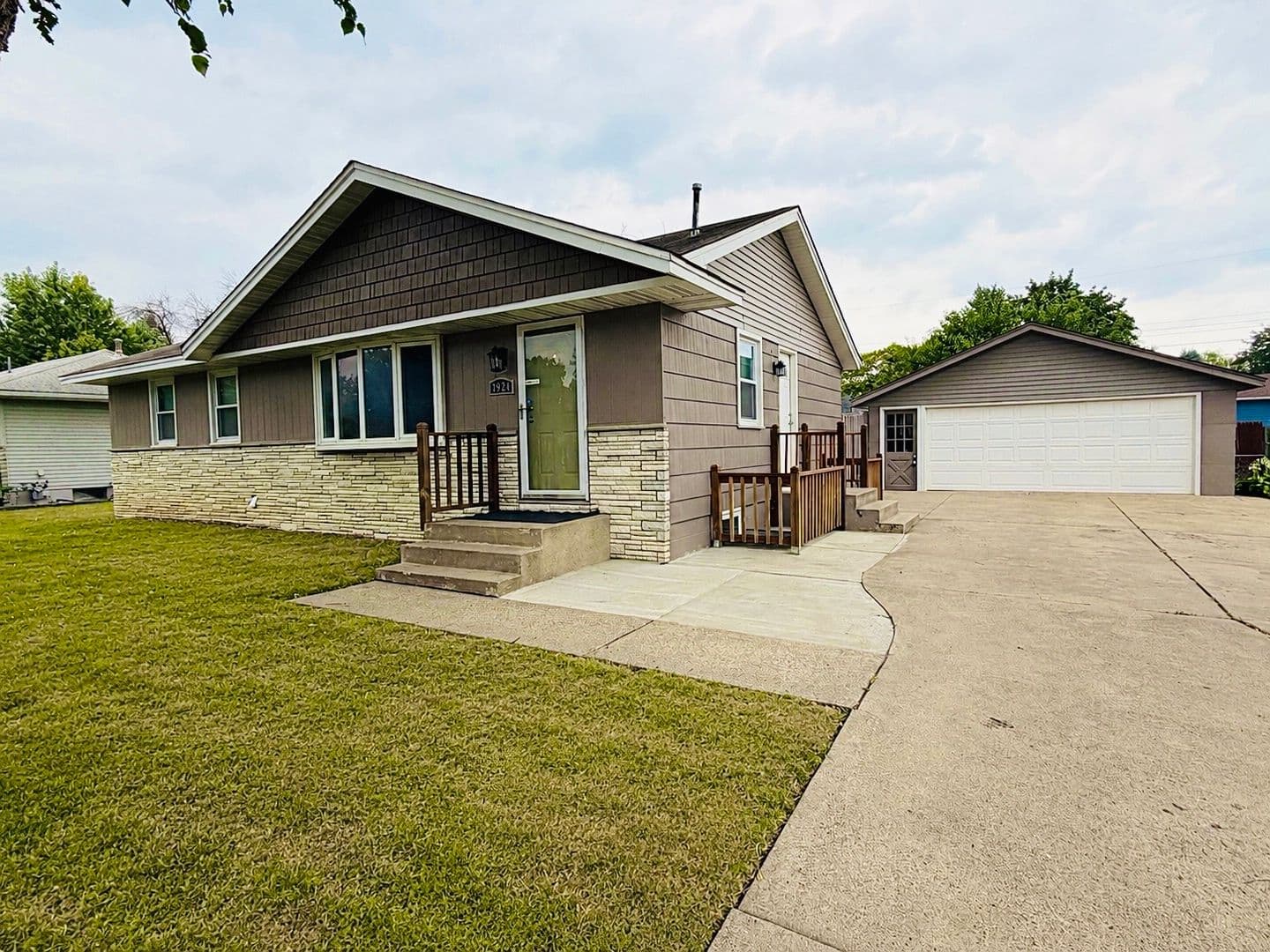 Brooklyn Park House: 1924 Whitewater Trl N