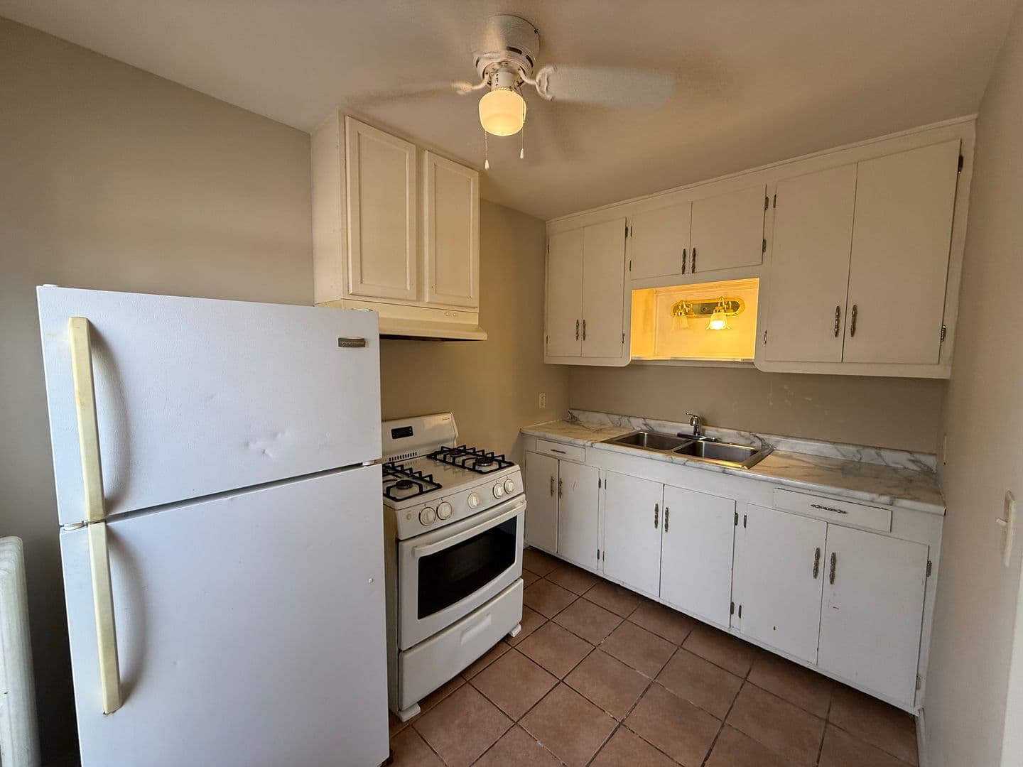 Saint Paul Apartment: 562 Edmund Ave W