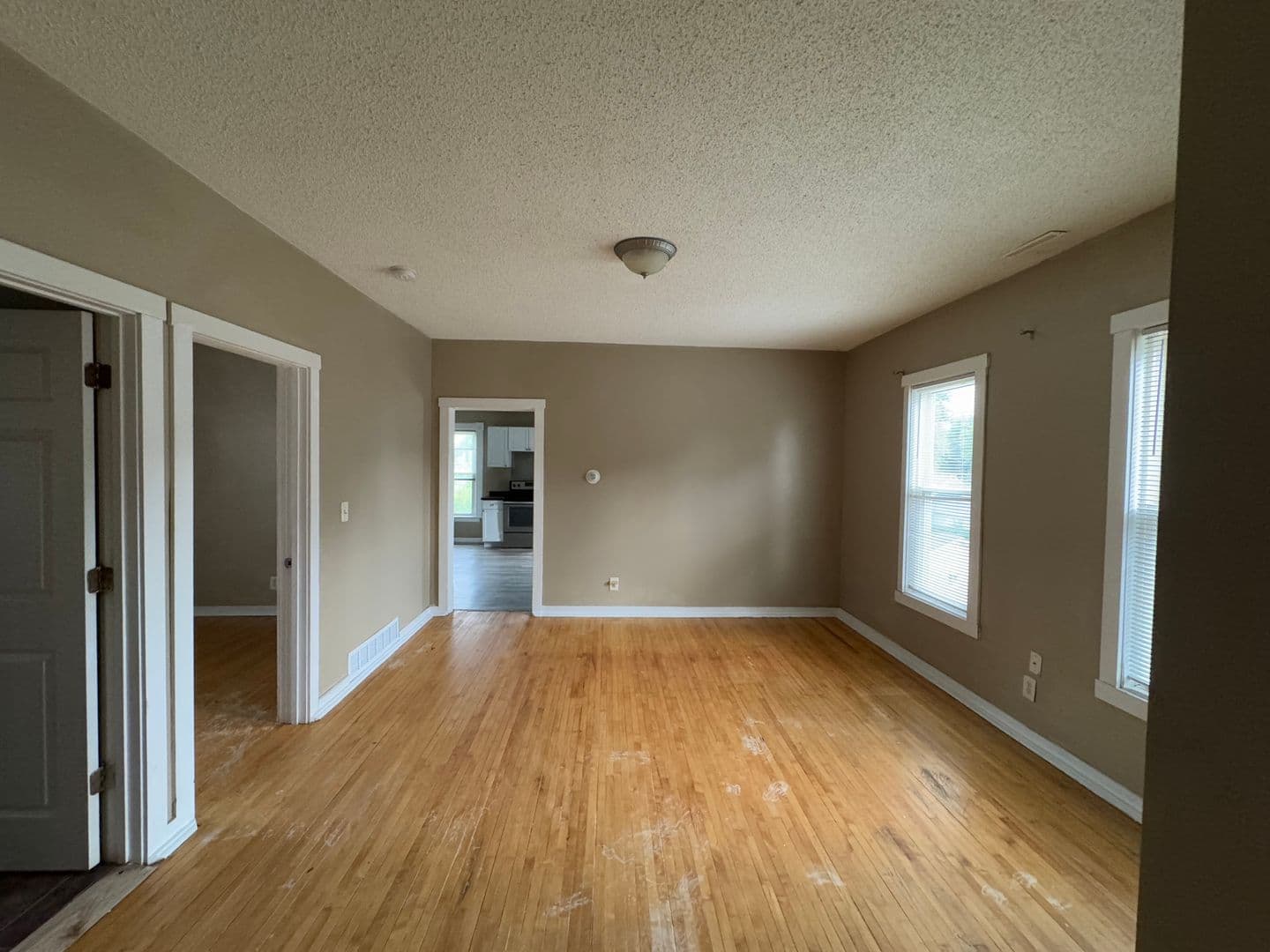 Saint Paul Apartment: 914 Lawson Ave E