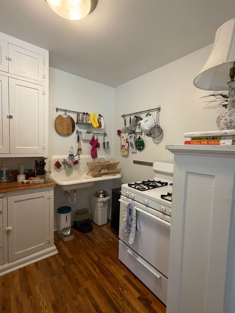 Saint Paul Apartment: 1962 Grand Ave
