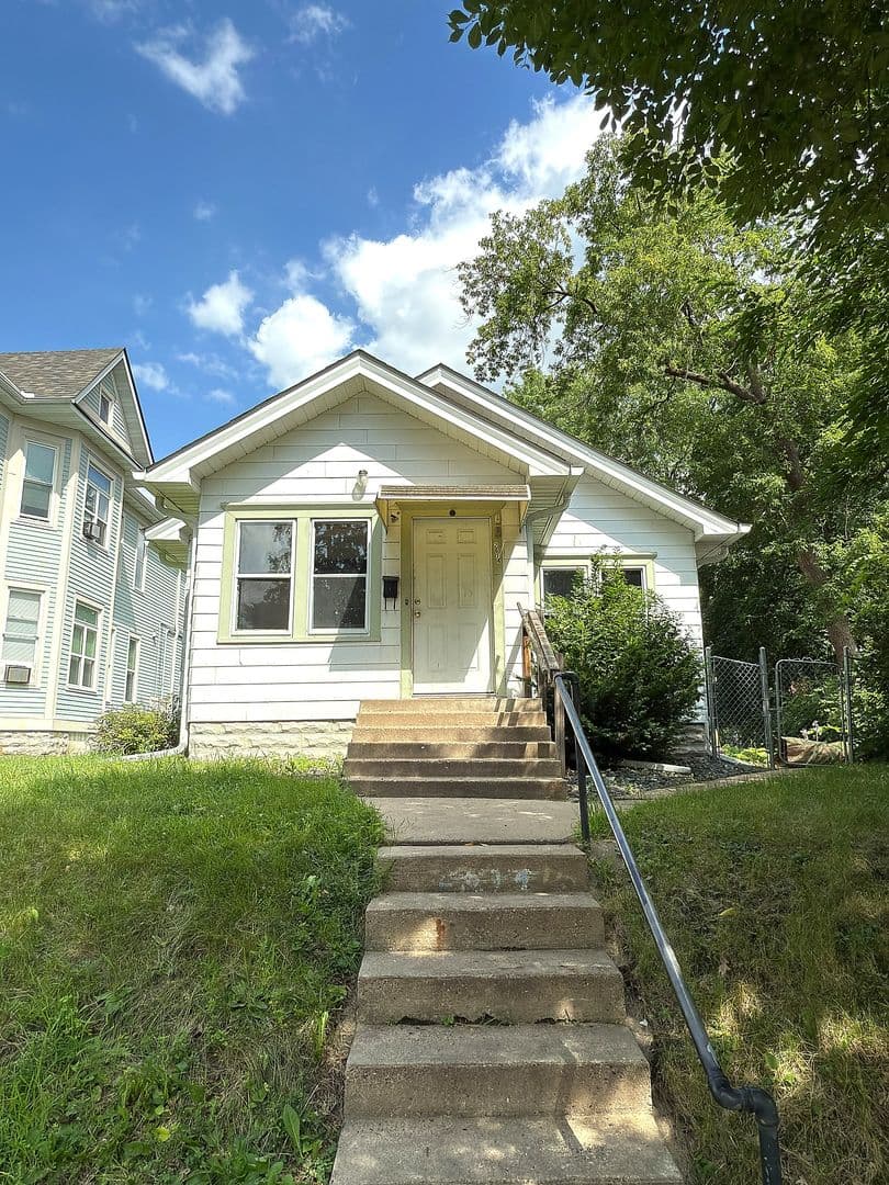 Minneapolis House: 2614 Dupont Avenue North