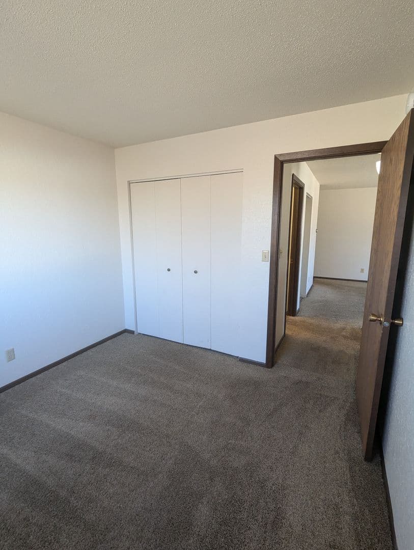 Luverne Apartment: 415 E Luverne St