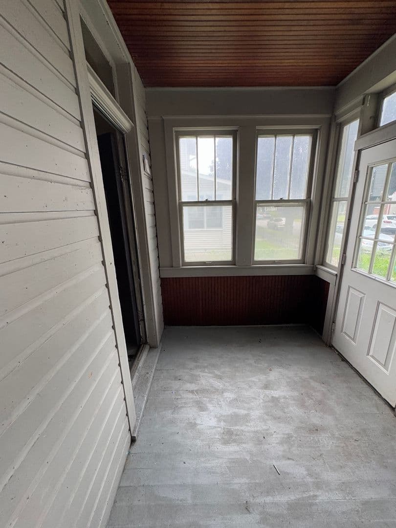 Saint Paul Apartment: 914 Lawson Ave E