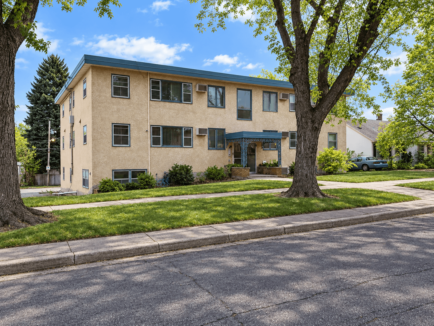 Saint Paul Apartment: 996 Van Buren Ave