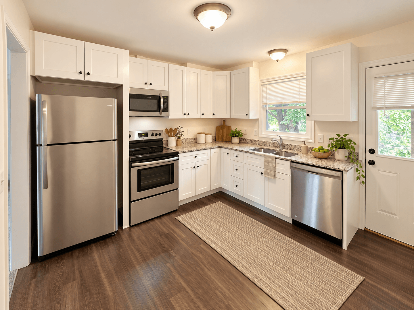 Newport Apartment: 650 4th St