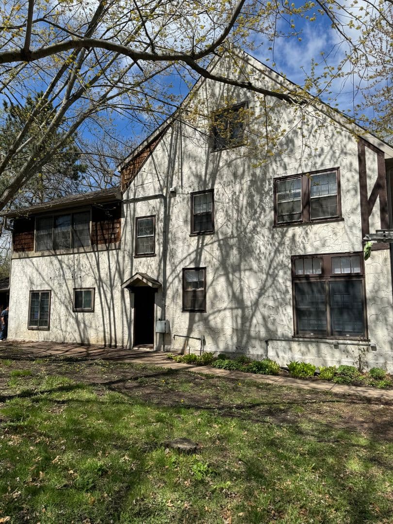 Mahtomedi Apartment: 1251 Mahtomedi Ave