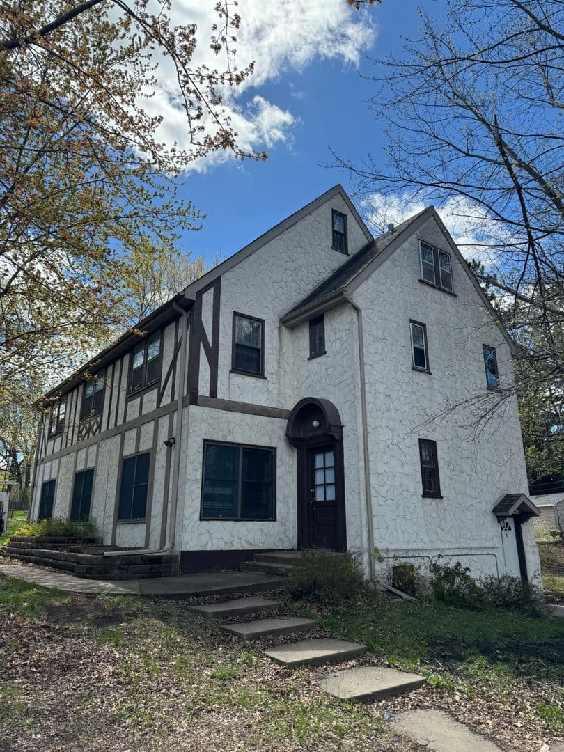 Mahtomedi Apartment: 1251 Mahtomedi Ave