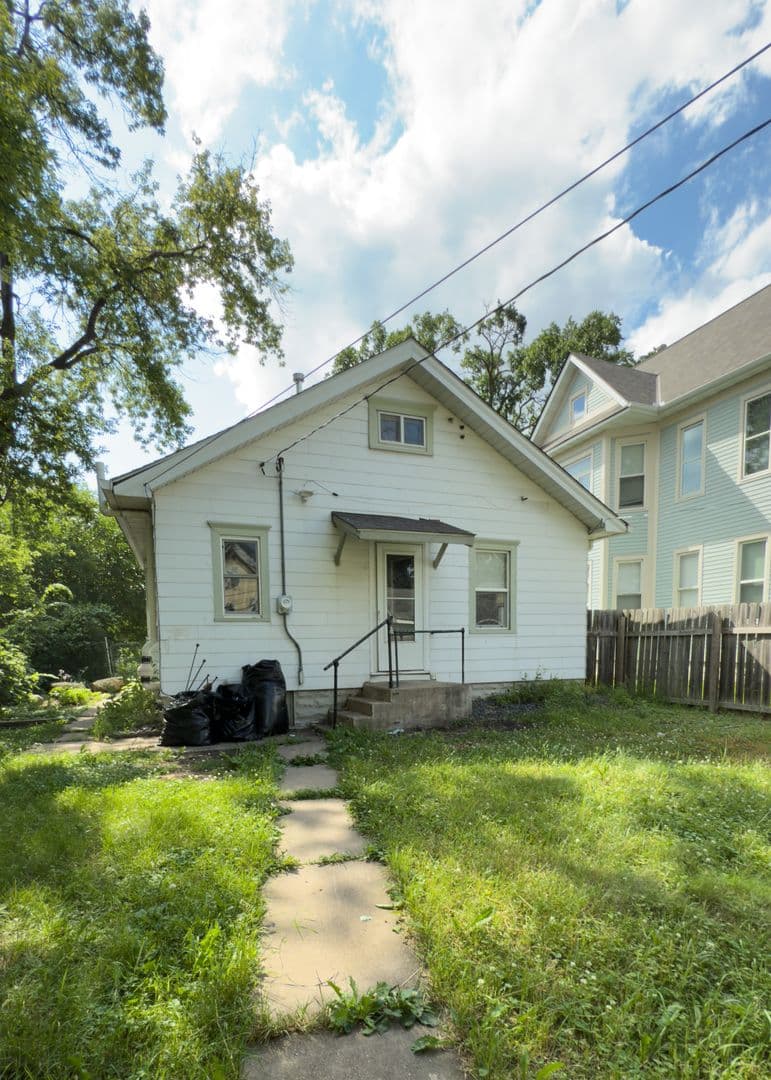 Minneapolis House: 2614 Dupont Avenue North