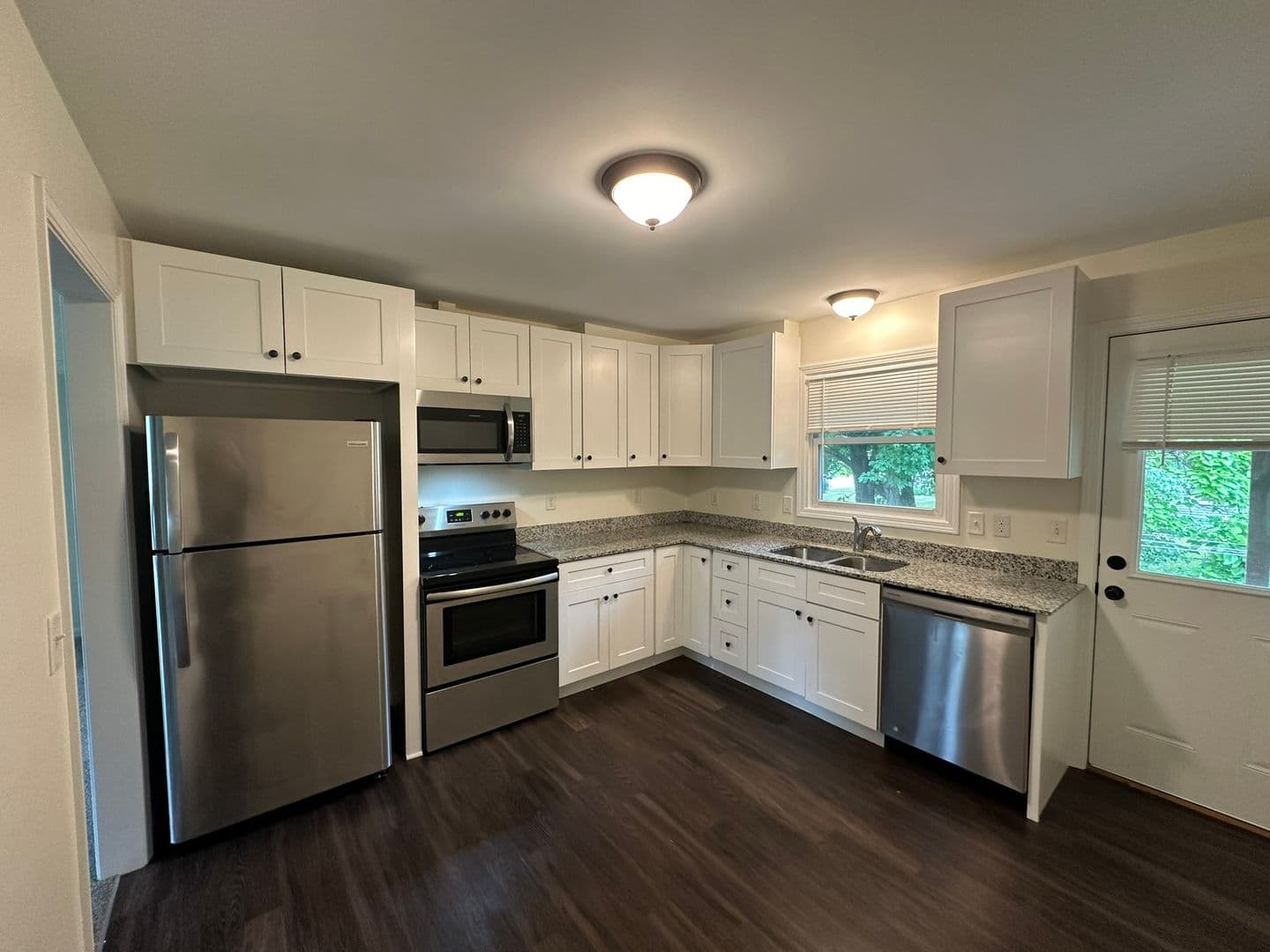 Newport Apartment: 650 4th St