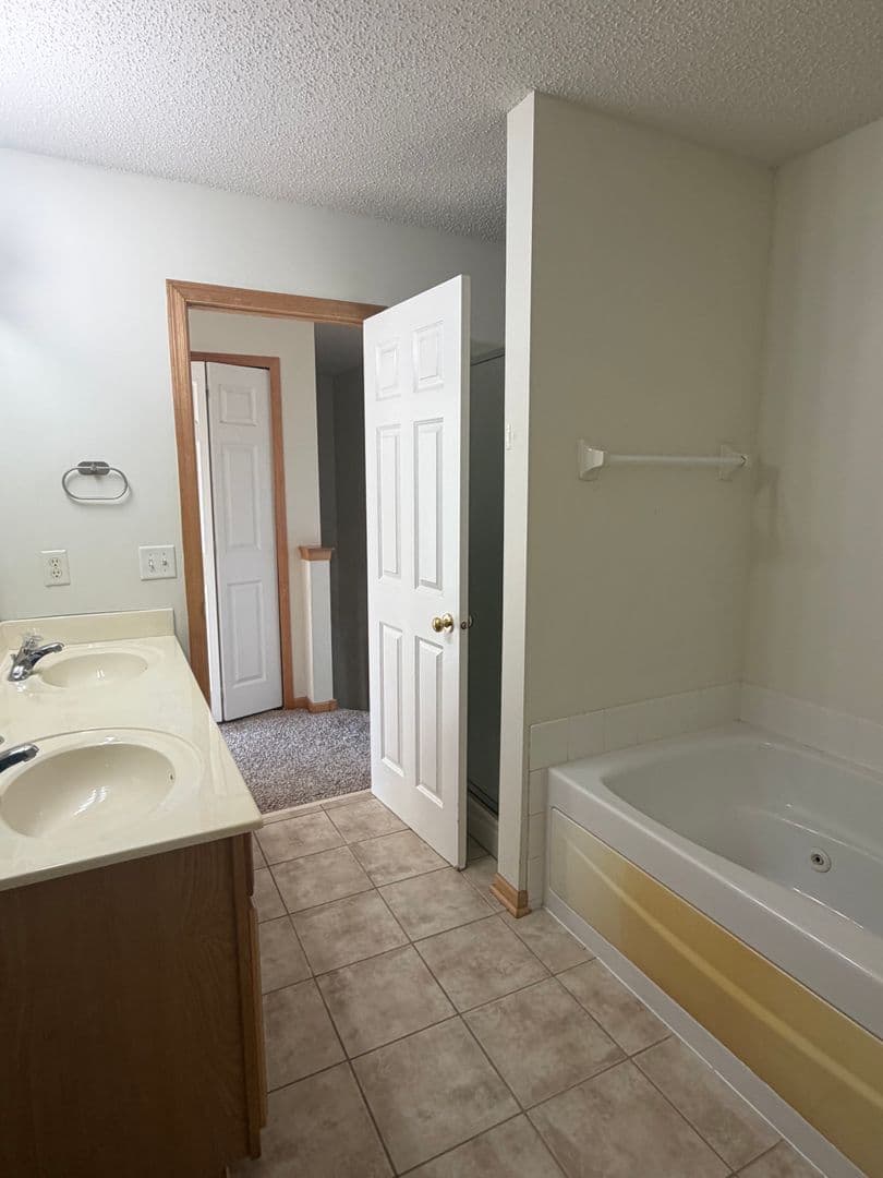 Lakeville House: 18340 Kerrville Trail #709