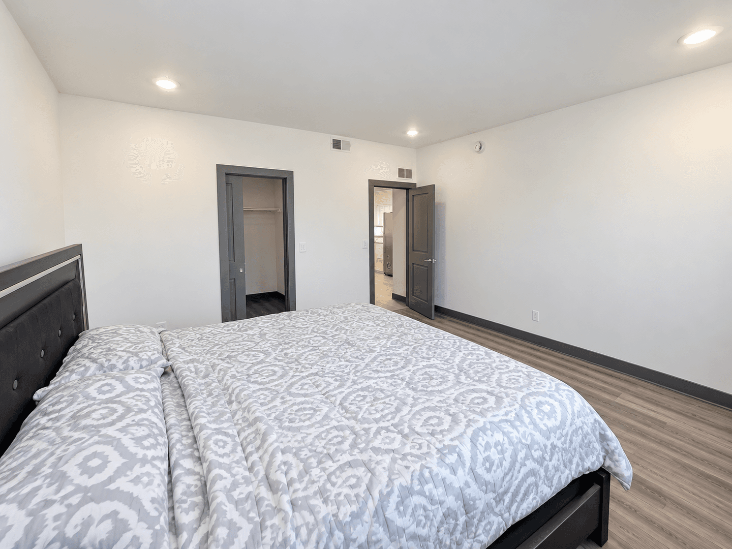 Saint Paul Apartment: 385 Clinton Ave