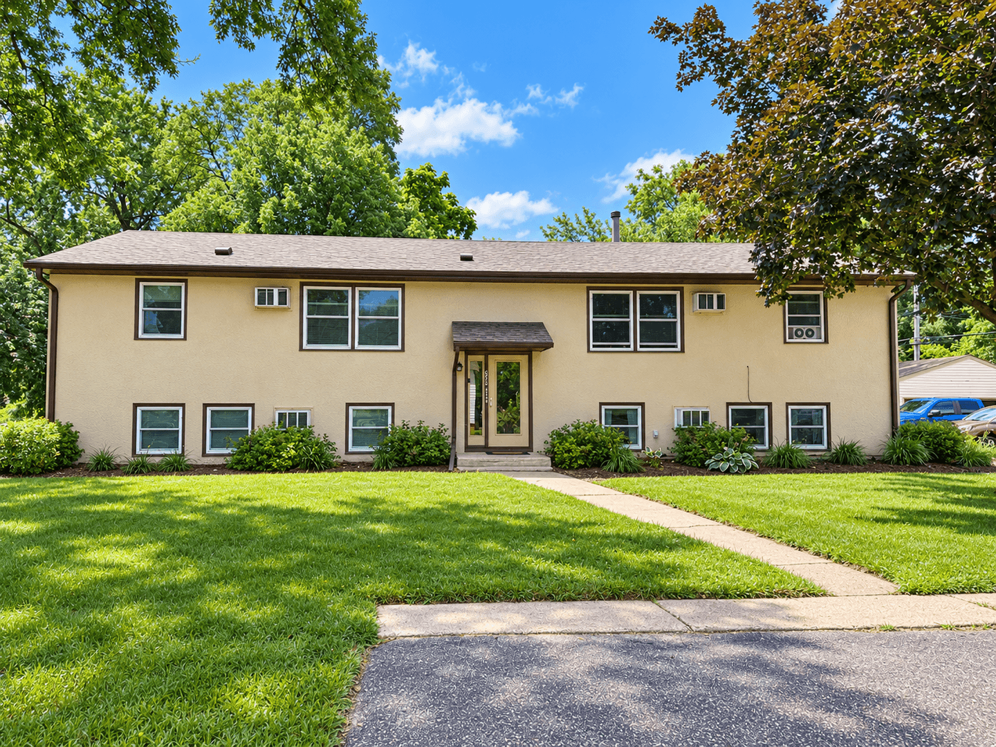 Newport Apartment: 650 4th St