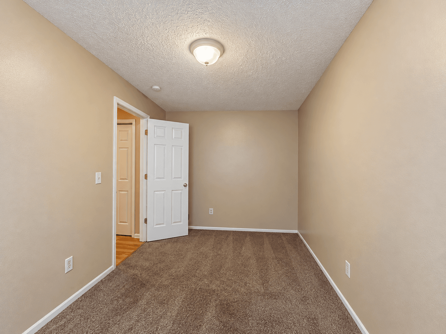 Eagan Apartment: 942 Wescott Trail