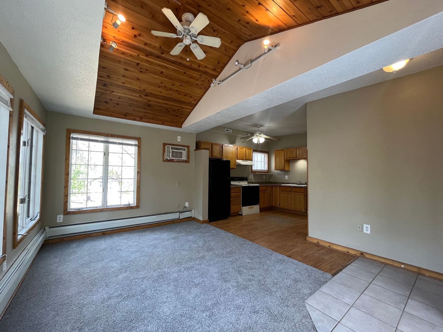 Mahtomedi Apartment: 1251 Mahtomedi Ave