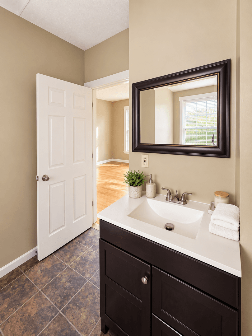 Saint Paul Apartment: 914 Lawson Ave E