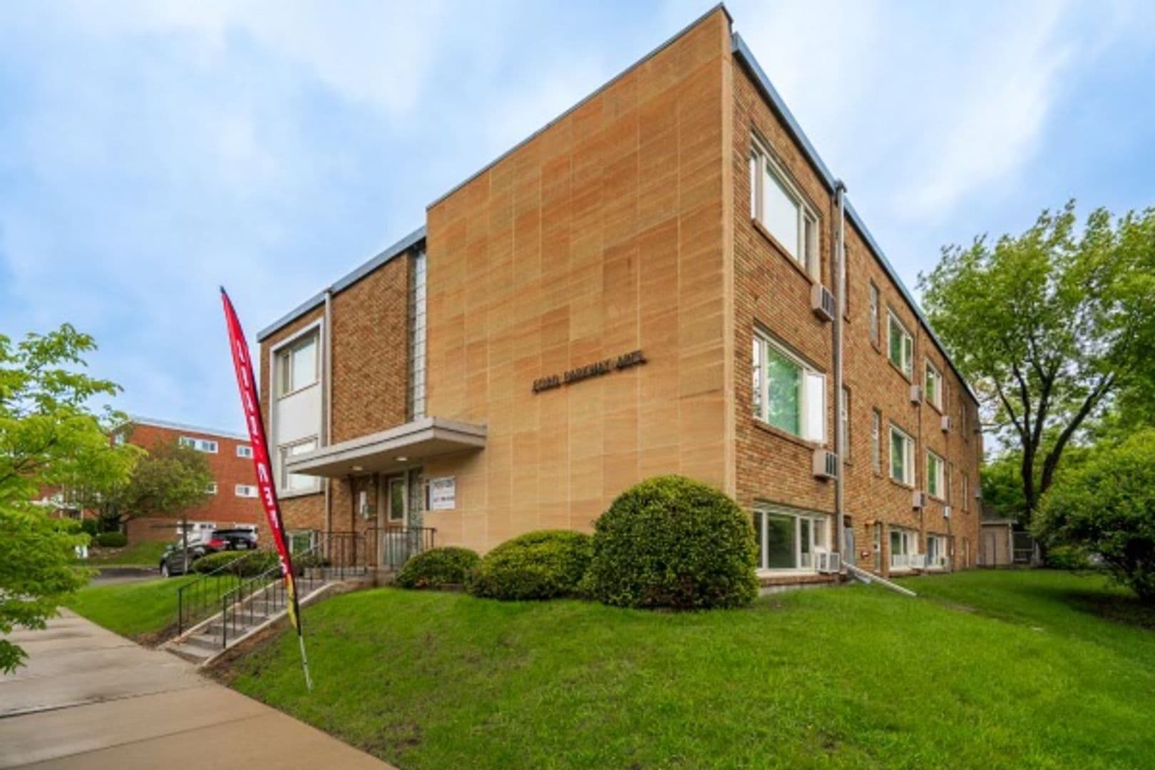 Saint Paul Apartment: 1936 Ford Parkway