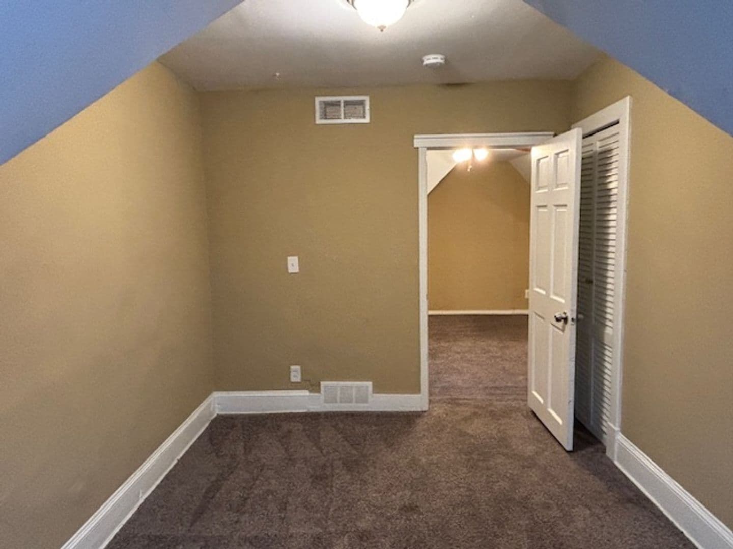 Saint Paul Apartment: 548 Minnehaha Ave E