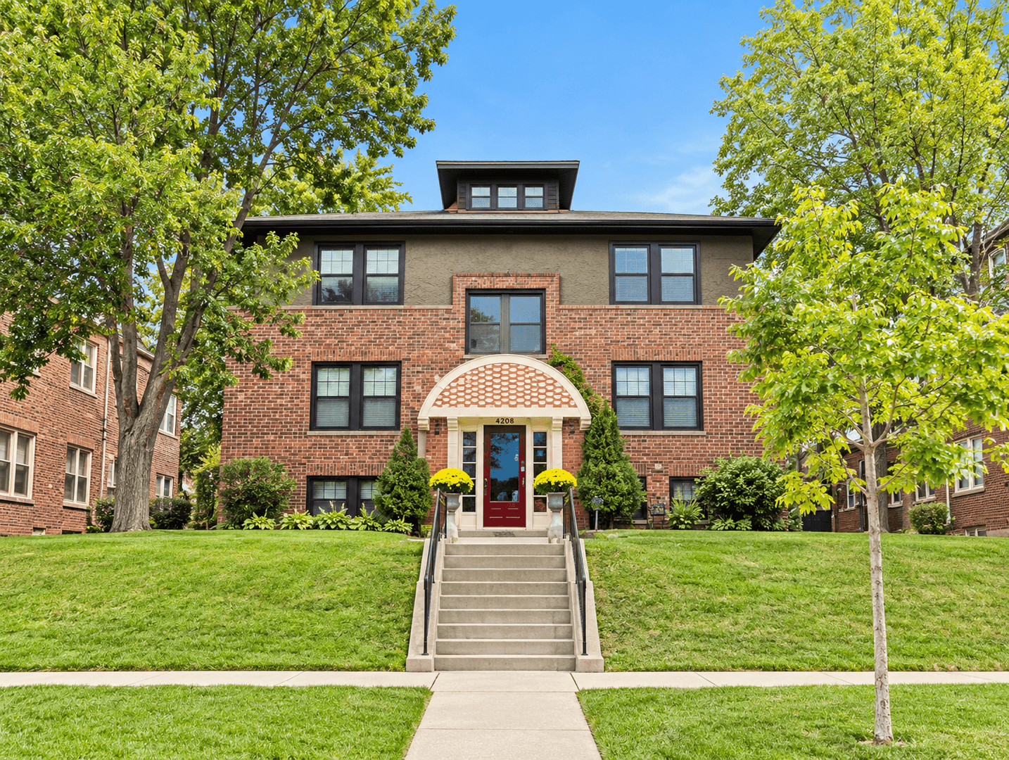 Saint Paul Apartment: 1091 Goodrich Ave