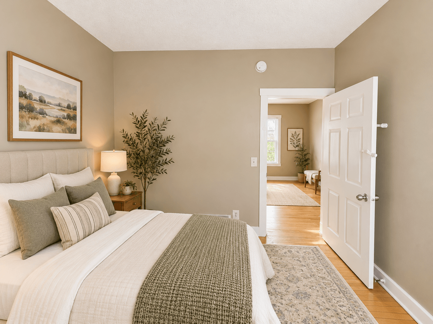 Saint Paul Apartment: 914 Lawson Ave E