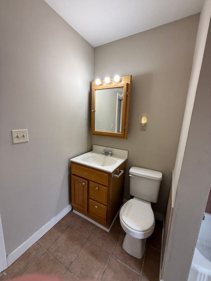 Saint Paul Apartment: 562 Edmund Ave W