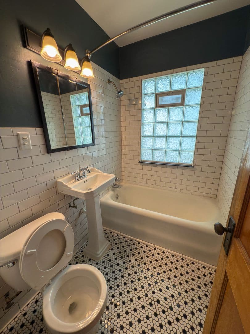 Minneapolis House: 2614 Dupont Avenue North