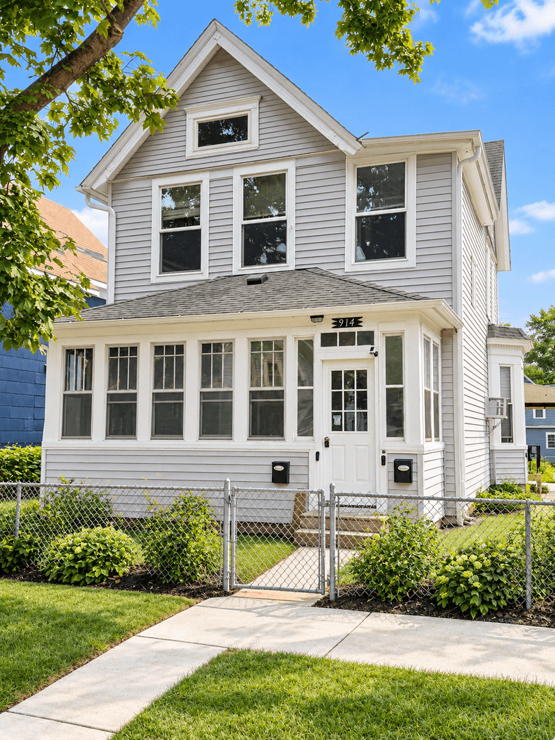 Saint Paul Apartment: 914 Lawson Ave E
