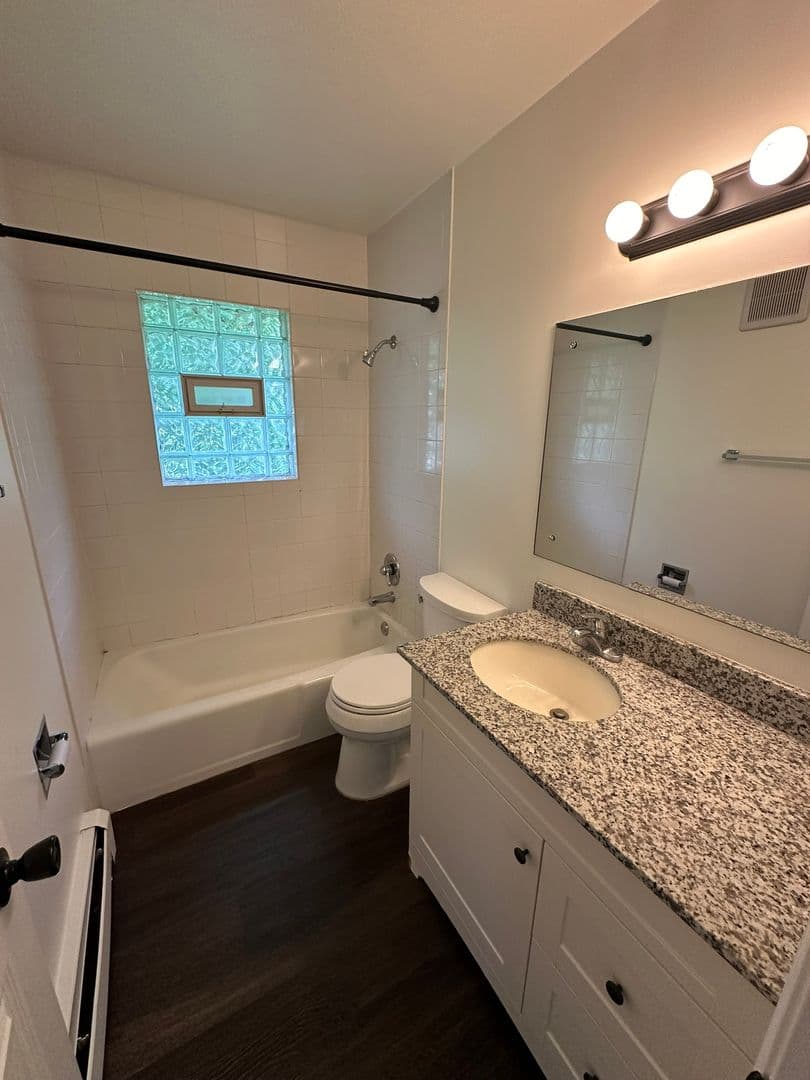 Newport Apartment: 650 4th St