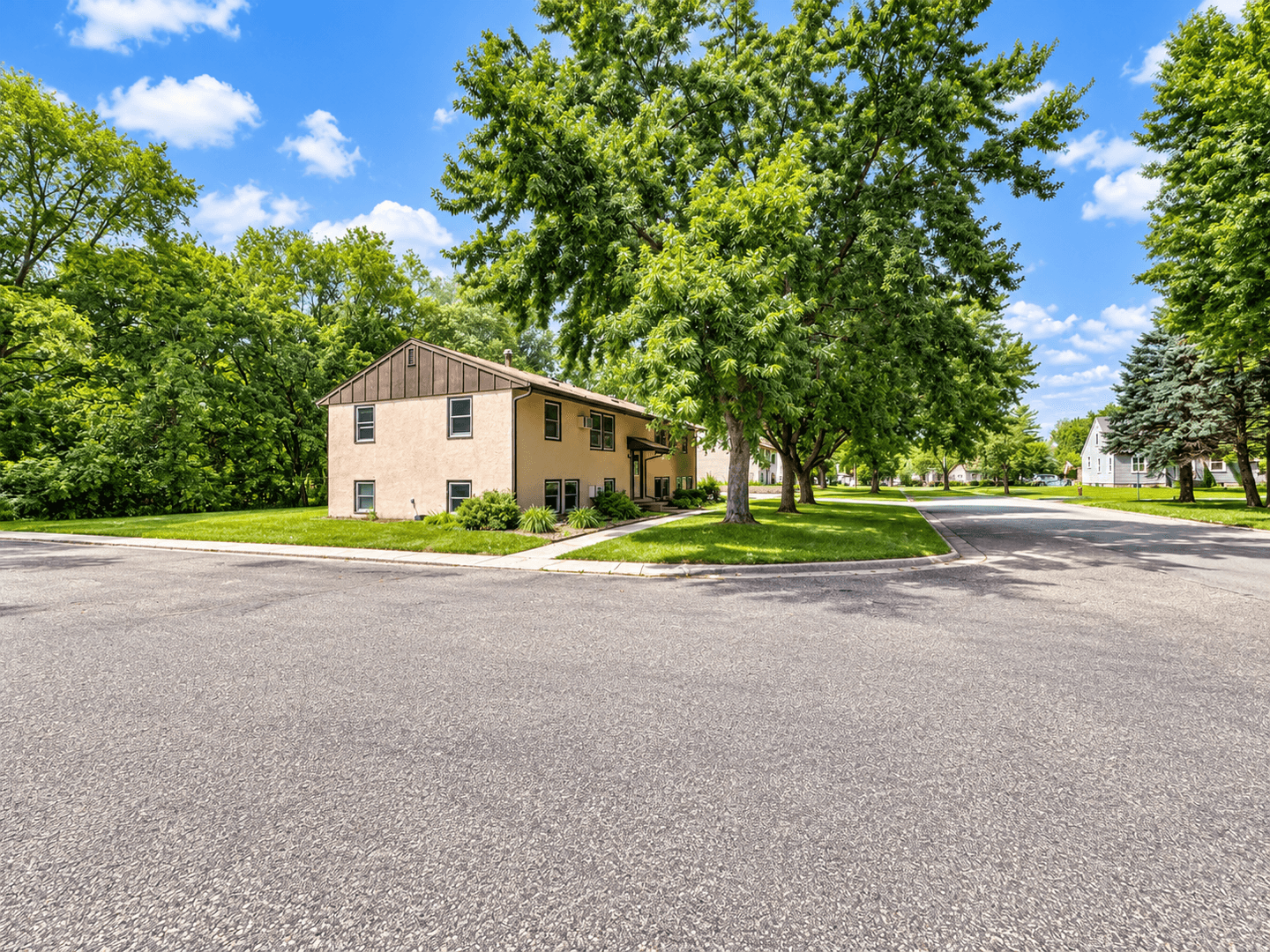 Newport Apartment: 650 4th St