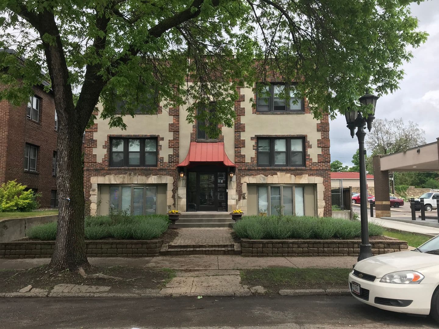 Saint Paul Apartment: 995 Grand Ave