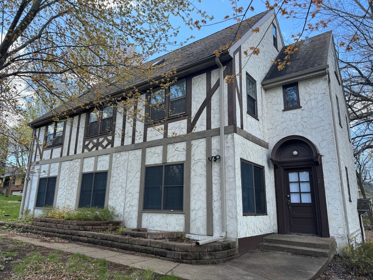 Mahtomedi Apartment: 1251 Mahtomedi Ave