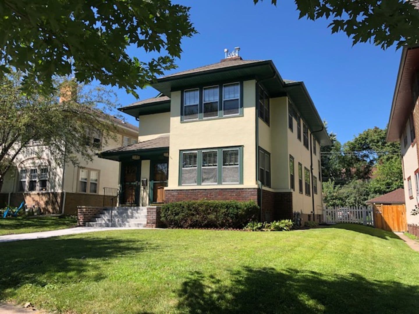 Saint Paul Apartment: 1135-1137 Goodrich Ave