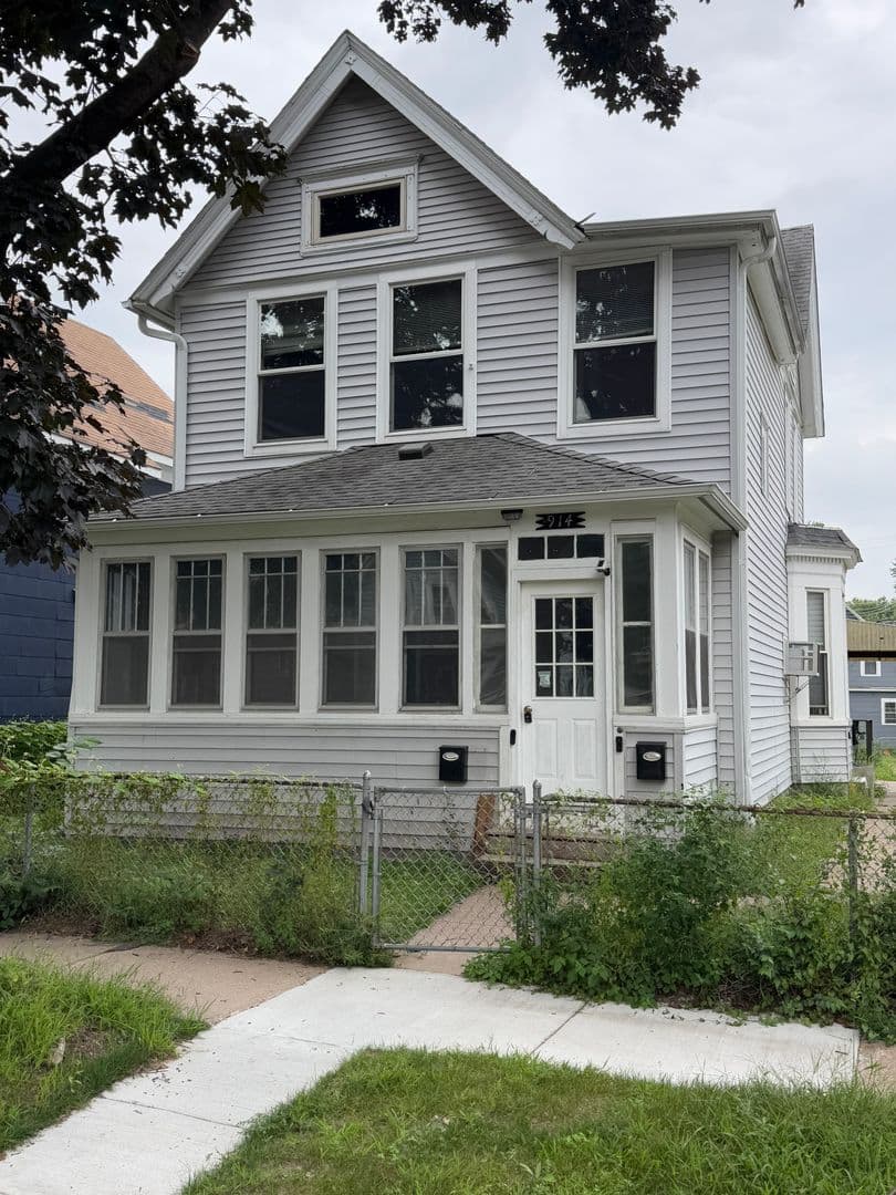 Saint Paul Apartment: 914 Lawson Ave E